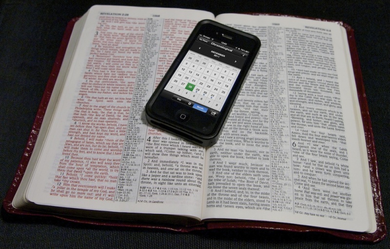 File:Iphone-bible-2.jpg